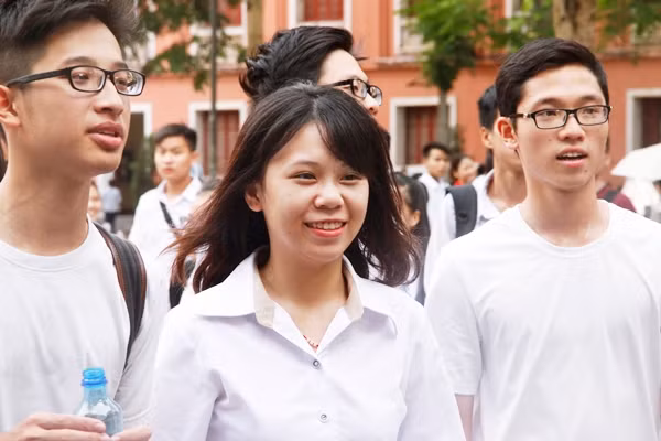 Giống nhiều thí sinh ở TP HCM, nhiều thí sinh tham dự môn thi Ngoại ngữ tại cụm thi trường Đại học Thủy Lợi (Hà Nội) đã rời khỏi phòng thi với tâm trạng vui vẻ. Nhiều em cười một cách sảng khoái và tự tin với bài làm của mình có thể đạt được điểm khá trở lên. Ảnh: Mạnh Hưng.