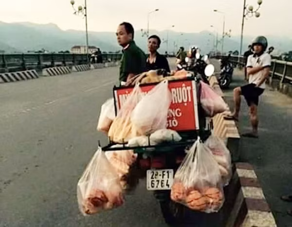 Sau khi để lại chiếc xe chở bánh mỳ cùng đôi dép tổ ong trên cầu Cứng, người đàn ông trung tuổi đã nhảy xuống sông Đà.