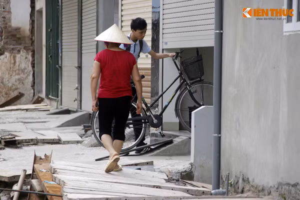 Người dân di chuyển rất khó khăn trên những chiếc ván được ghép tạm bợ.