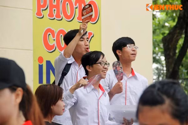 Các nam thí sinh ra khỏi phòng thi khi vẫn còn dư thời gian làm bài vui mừng vẫy tay về phía bạn.