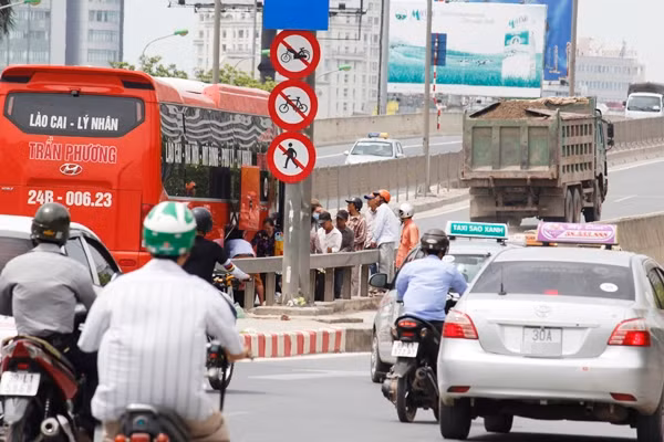 Thời điểm mà PV ghi nhận, xuất hiện nhiều chiếc xe khách ngang nhiên đón trả người ngay đầu đường cao tốc trên cao gây mất an toàn giao thông.
