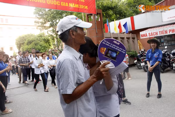 Thí sinh Nguyễn Thị Hồng Nhung không giấu nổi cảm xúc vui mừng sau khi hoàn thành xong bài thi, ra tới cổng trường nhìn thấy ông ngoại đang cầm hoa đứng đợi. Cô bạn vui mừng chảy cả nước mắt và ôm chặt ông.