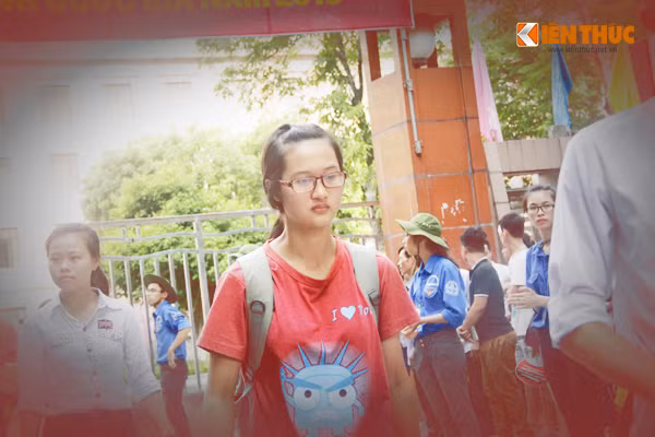 Đôi mắt có chút đượm buồn.