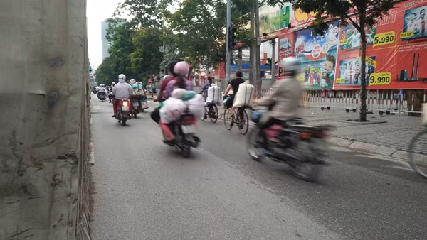 Trước đó, để đảm bảo an toàn giao thông cho kỳ thi THPT Quốc gia 2016, Phòng CSGT đường bộ, đường sắt yêu cầu các đội CSGT tăng cường tuần tra kiểm soát, xử lý các hành vi vi phạm giao thông. Đặc biệt, CSGT phải phối hợp chặt chẽ với sinh viên tình nguyện, dân phòng các bến xe, nhà ga… phân luồng giao thông tại các khu vực điểm thi.