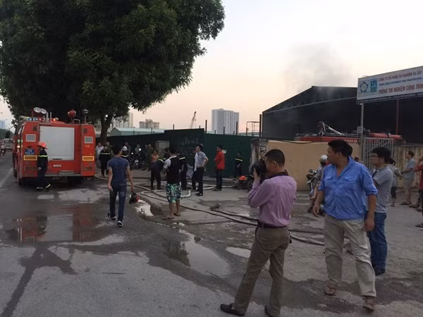 Theo một số người dân cho hay, khu xưởng mới được xây dựng cách đây không lâu. Ngọn lửa bùng phát ở một kho hàng chứa nhiều vải vóc, gỗ nên khiến lửa bén rất nhanh, ước tính thiệt hại hàng trăm tỷ đồng.