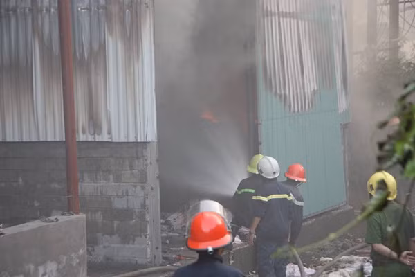 Khoảng hơn 50 cán bộ chiến sĩ PCCC, công an tham gia dập lửa tại vụ cháy.