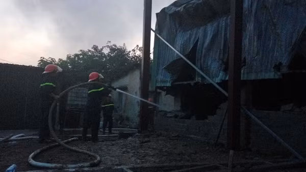 Đến cuối giờ chiều, ngọn lửa cơ bản đã được khống chế. Rất may không có thiệt hại về người.