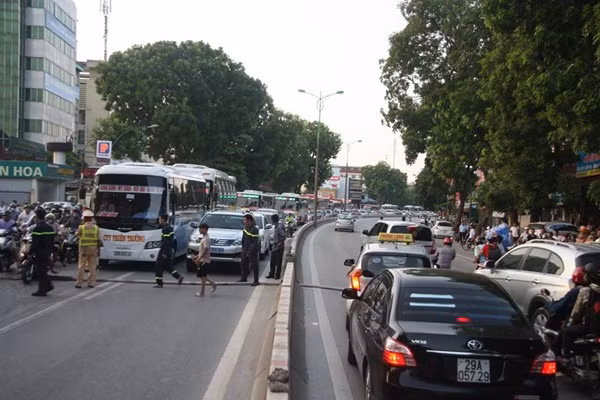 Lực lượng CSGT căng mình điều tiết giao thông để lực lượng PCCC tiếp cận hiện trường đám cháy.