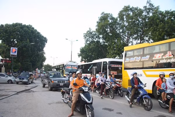 Do thời điểm xảy ra vụ cháy đúng vào khung giờ cao điểm nên tình trạng giao thông tại khu vực rất hỗn loạn.