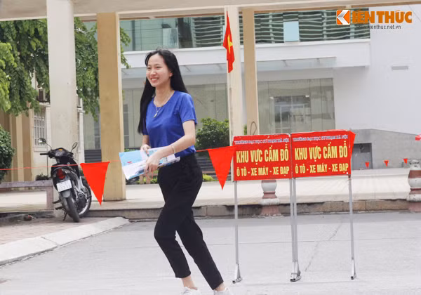 Nữ sinh có dáng chuẩn, khuôn mặt nhí nhảnh chạy như bay ra khỏi phòng thi để chia sẻ niềm vui cùng bạn bè đang đứng đợi bên ngoài sau khi hoàn thành tốt bài làm môn Địa lý. Ảnh chụp tại trường ĐH Sư phạm Hà Nội.