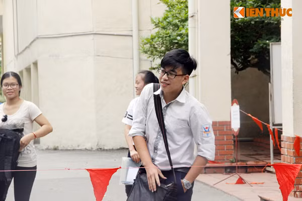 Là một trong những thí sinh ra đầu, em Vũ Hồ Anh Việt chia sẻ: "Đối với em thì đề bài đưa ra không khó. Trong số các câu hỏi đưa ra em rất ấn tượng với câu ở phần nghị luận, gần như câu nghị luận được đưa ra mở để các thí sinh có lực học trung bình vẫn có thể làm được. Em tự tin với bài làm có thể đạt điểm 8".