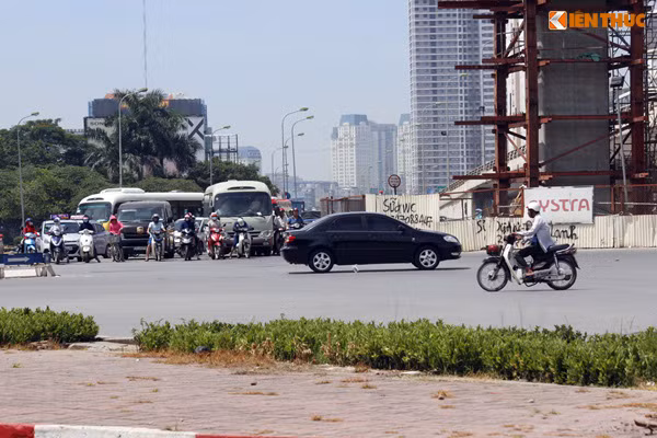 Tuy nhiên, theo ghi nhận của PV Kiến Thức, tại một số nút giao thông trọng điểm của Hà Nội như chân cầu vượt Mai Dịch, cầu vượt Láng - Nguyễn Chí Thanh, đường Láng... tình trạng nhiều người dân ngang nhiên vượt đèn đỏ đã thành một thói quen khó bỏ. Vì điều này, họ sẽ chẳng ngại quy định tăng mức xử phạt vượt đèn vàng?