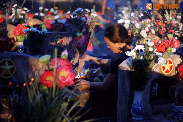 Không khí thiêng liêng, trang trọng.