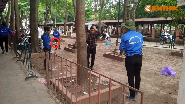 Trong khi đó, bên trong khu vực bãi trông giữ xe của trường ĐH Thủy Lợi, nhiều sinh viên tình nguyện đi nhặt phao thi bị vứt ra một cách nhanh chóng.