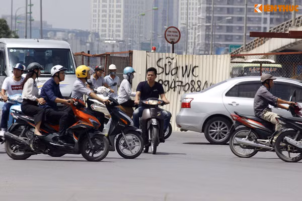 Chưa đầy 1 phút nhưng rất nhiều trường hợp vi phạm luật giao thông đường bộ trên nút giao thông chân cầu vượt Mai Dịch.