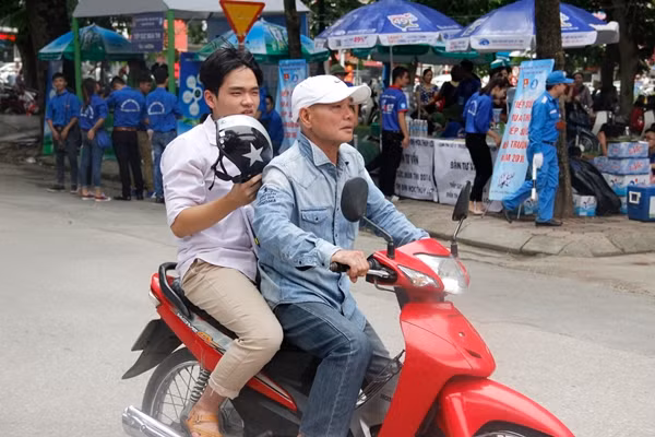 Cả phụ huynh và thí sinh đều lo lắng vì đến điểm thi muộn.