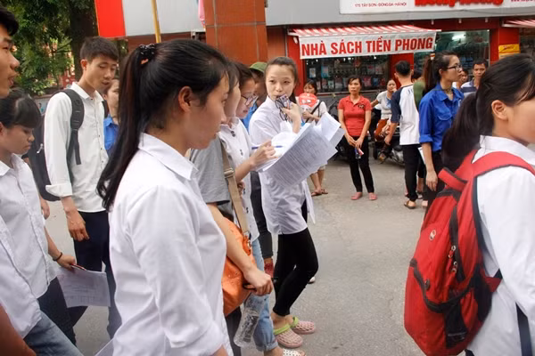 Chiều nay, sau khi làm bài xong môn Ngoại ngữ, các thí sinh cũng kết thúc ngày thi đầu tiên của kỳ thi THPT Quốc gia 2016. Ngày mai (2/6), các thí sinh sẽ tiếp tục "chiến đấu" với môn thi Ngữ văn (180 phút, sáng) và Vật lý (90 phút, chiều). Ảnh: Mạnh Hưng.