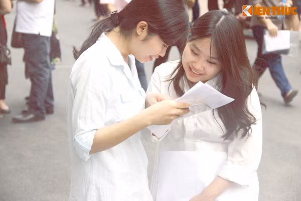 Niềm vui hiện rõ trên khuôn mặt của hai nữ sinh sau khi hoàn thành tốt môn thi.