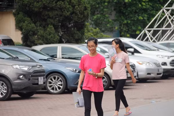 Chia sẻ cảm xúc với PV Kiến Thức, thí sinh Đỗ Linh Trang (áo hồng) – THPT Thăng Long (Hà Nội) - cho biết: "Đề Sinh năm nay có sự phân hóa, em thấy các câu hỏi đều có một mức độ khó khác nhau. Em không tự tin với bài làm và chắc chỉ đạt điểm 6".