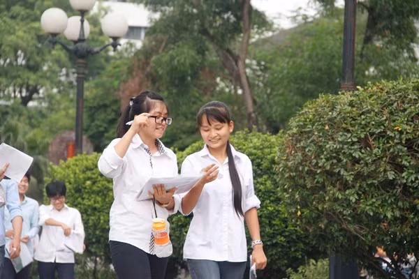 Nữ sinh vừa ra khỏi phòng thi vừa cùng nhau xem lại các câu hỏi trong đề xem được bao nhiêu điểm.