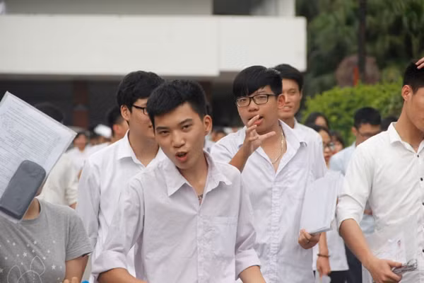 Theo chia sẻ của một số thí sinh, đề thi Sinh học được đưa ra với 50 câu hỏi. Câu hỏi có sự phân hóa theo mức độ khó dần từ câu 35 đến câu 50. Nhiều em làm bài bị “lệch tủ” nên chỉ có thể làm bài đạt điểm 6 hoặc 7 tại cụm thi trường ĐH Bách Khoa (Hà Nội).