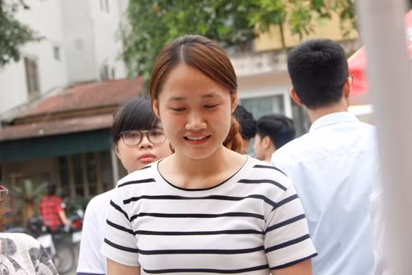 Vẻ đẹp tinh khôi của nữ sinh vừa hoàn thành môn thi Sinh học.