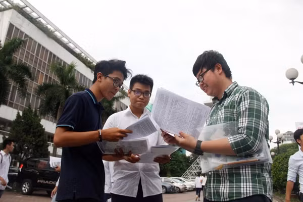  Em Trịnh Duy (áo kẻ, phải) – THPT Việt Đức - cho hay: "Đề năm nay khá dài nhưng các câu hỏi đưa ra đều nằm trong chương trình học phổ thông. Tuy nhiên, em vẫn không thể tự tin vào bài làm". 