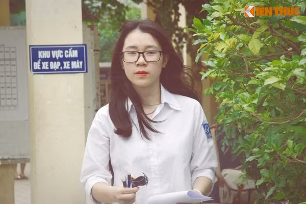 Khuôn mặt cực kỳ dễ thương, lại khoác trên mình chiếc áo trắng của tuổi học trò, nữ sinh cuốn hút bao ánh nhìn.