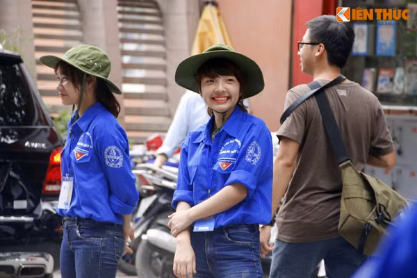 Dù thời tiết nắng nóng, oi bức, các nữ tình nguyện viên vẫn nhiệt tình đứng hướng dẫn thí sinh vào trường thi một cách thuận lợi.