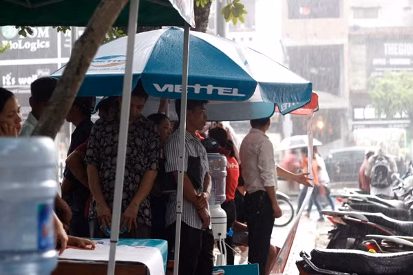 Tại Hà Nội, 16h chiều nay (2/7), một cơn mưa lớn bất ngờ đổ xuống khiến nhiều phụ huynh đang đứng đợi con thi môn Vật lý trong kỳ thi THPT Quốc gia 2016 tại cụm thi trường Đại học Thủy Lợi không kịp tìm chỗ trú mưa.