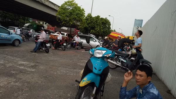 Xe khach “nhon luat”, lap ben coc nao loan duong Ha Noi