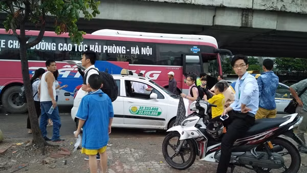 Xe khach “nhon luat”, lap ben coc nao loan duong Ha Noi-Hinh-2