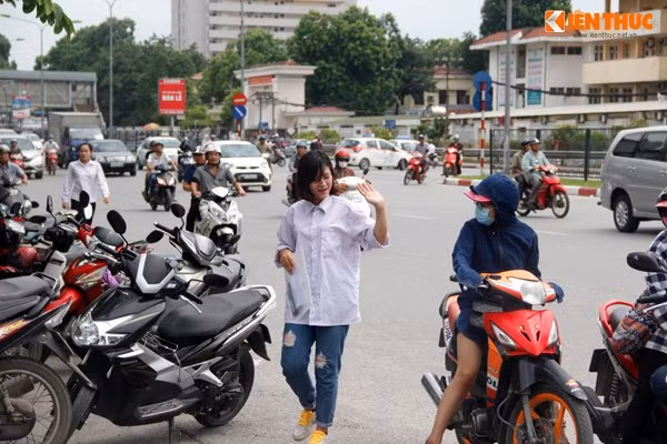 Nữ sinh xinh xắn vẫy tay chào người thân.