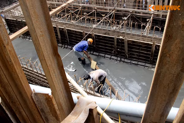 Thời điểm mà PV ghi nhận, các công nhân làm việc tại dự án vẫn ì ạch thi công và chỉ có khoảng 3, 4 công nhân làm việc.