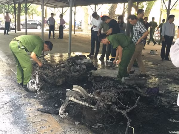 Tại hiện trường chỉ còn trơ lại khung xe máy.