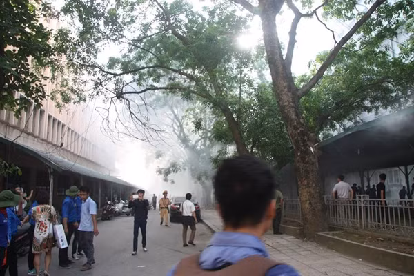 Ngay sau khi xảy ra vụ cháy dàn xe máy, lực lượng chức năng đã nhanh chóng có mặt tại hiện trường, phối hợp với các bậc phụ huynh đang đưa con em đi thi THPT Quốc gia 2016 và các tình nguyện viên, cán bộ nhân viên nhà trường khẩn trương sử dụng bình cứu hỏa mini dập lửa, gọi điện báo cho cứu hỏa.