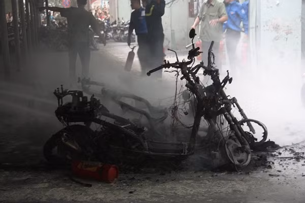 Tại hiện trường, có tới 4 chiếc xe bị lửa thiêu rụi hoàn toàn chỉ còn trơ khung sắt. Một chiếc xe khác cũng bị lửa cháy lan khiến xe hư hỏng nặng. Hiện lực lượng chức năng đang điều tra, làm rõ nguyên nhân xảy ra vụ cháy.