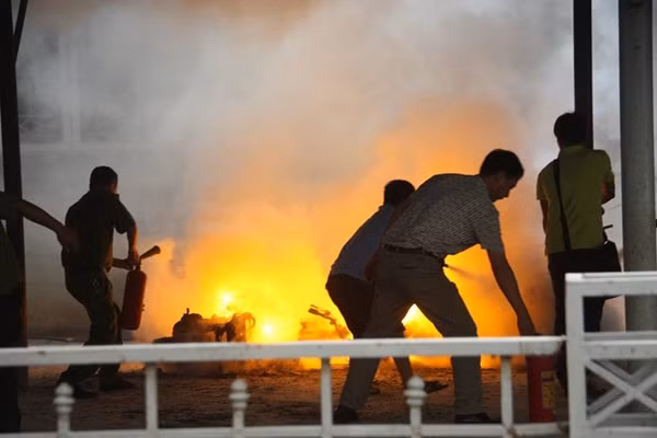 Theo thông tin ban đầu, vào khoảng thời gian trên nhiều người nghe thấy một tiếng nổ lớn sau đó là một ngọn lửa bốc lên đỏ rực từ một chiếc xe máy rồi nhanh chóng lan sang các xe khác.