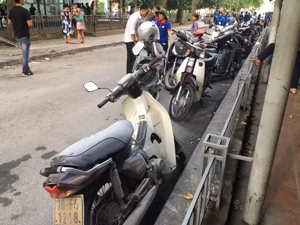 Những chiếc xe máy ở phía trong nhà trông giữ nơi xảy ra hỏa hoạn nhanh chóng được chuyển ra ngoài tránh xảy ra tình trạng tương tự.