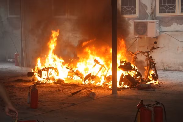 Hoang loan canh dan xe may no, boc chay o DHQG Ha Noi