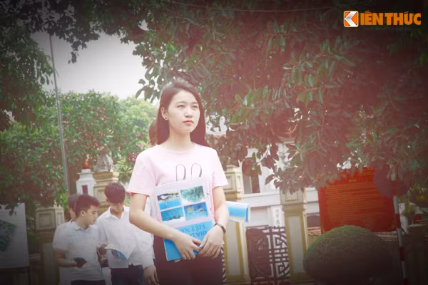 Bước lặng lẽ ra khỏi phòng thi với tâm trạng lo lắng.