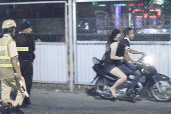 Đôi nam nữ không đội mũ bảo hiểm sẵn sàng đâm thẳng vào lực lượng của tổ công tác để chạy trốn.