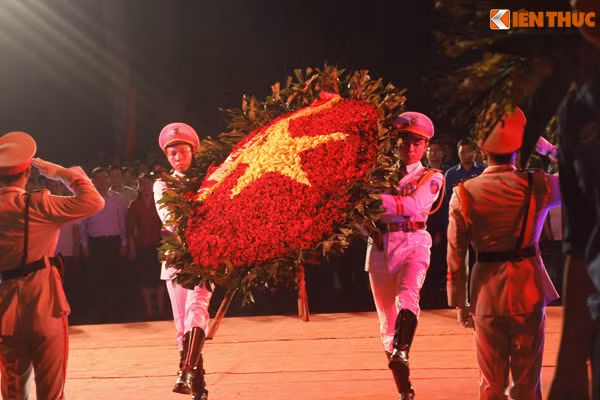Vòng hoa đỏ có sao vàng bên trong được dâng lên đài tưởng niệm các anh hùng liệt sỹ.