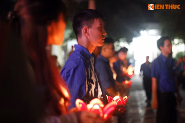 Đoàn viên thanh niên Hà Nội thắp nến tri ân tại nghĩa trang liệt sỹ TP Hà Nội.