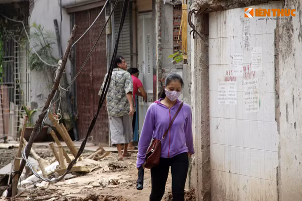 Các cột điện dựng tạm siêu vẹo, có thể đỗ gãy bất cứ lúc nào.