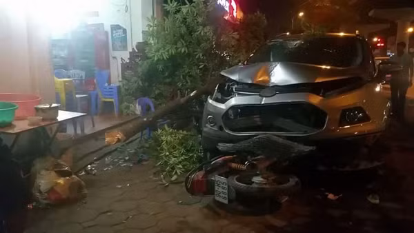 Ha Noi: O to tong lien hoan 3 xe may, huc do cay-Hinh-3