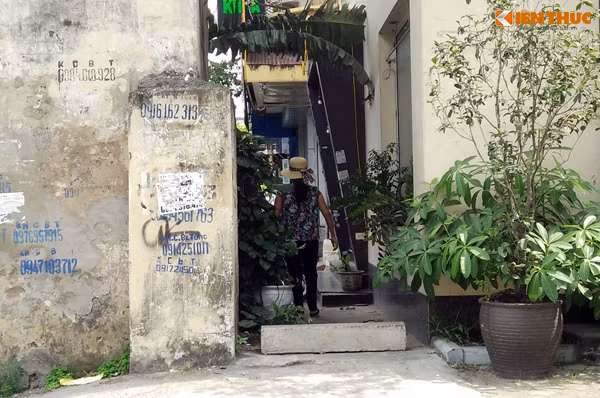 Do ngôi nhà chắn mất phần đường dành cho người đi bộ nên mọi người đi ngang qua đây đều phải đi phía sau ngôi nhà dị thường.