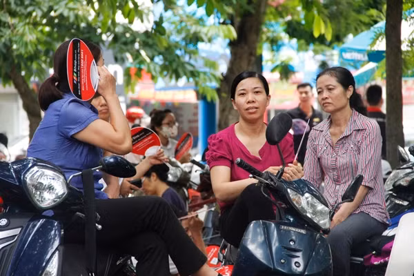 Các phụ huynh lo lắng cho con em không kém phần sĩ tử ngồi trong phòng thi.