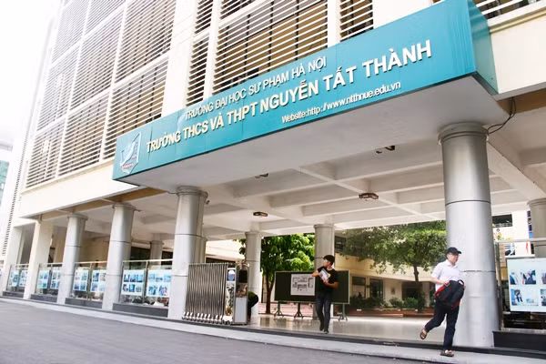 Đúng 10h30 sáng 1/7, các thí sinh tham dự kỳ thi THPT Quốc gia 2016 đã hoàn thành xong môn thi đầu tiên là Toán. Ghi nhận của PV Kiến Thức tại cụm thi trường ĐH Sư phạm Hà Nội, nhiều thí sinh đã rời khỏi phòng thi từ lúc 9h35. Ảnh: Mạnh Hưng.