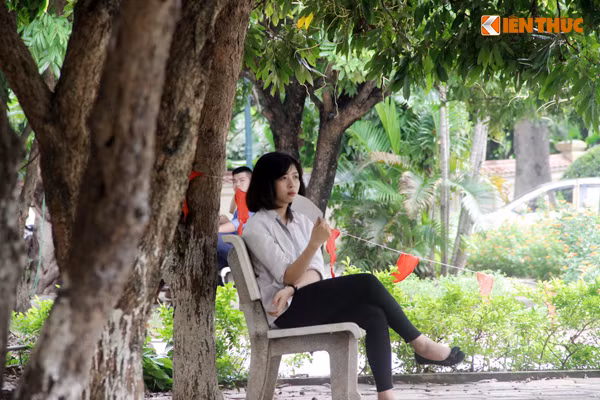 Tuy nhiên, không ít thí sinh tại cụm thi trường ĐH Sư phạm Hà Nội tỏ ra tiếc nuối với bài làm. Ảnh: Hưng Bùi.